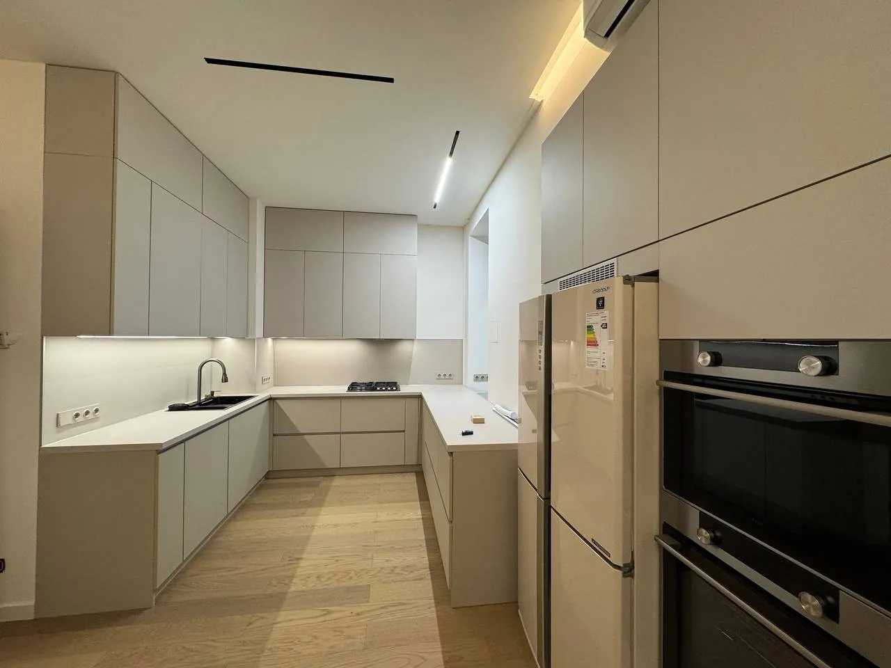 Общий вид П-образной кухни KitchenLab с окном, проходом и хранением до потолка